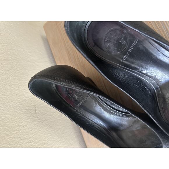 Tory Burch Wedge Shoes Womens 6 Black Pebbled Leather Peep Toe Logo Medallion - Picture 5 of 10
